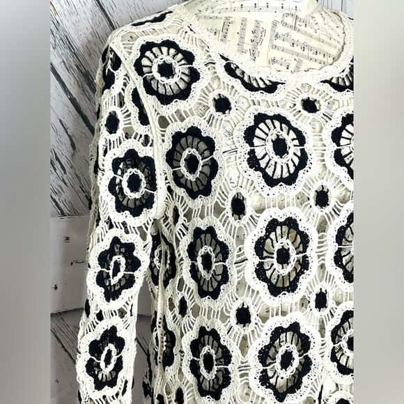 A Diva Crocheted Sweater Floral Black & Cream M - Picture 3 of 7